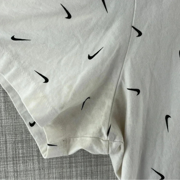 Nike all over Swoosh White T-shirt Women's XXL.  8970/b - Picture 5 of 8